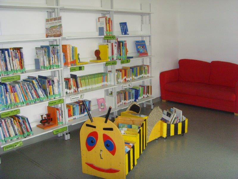 Unsere Schmökerstube mit Bücherregalen und gemütlicher Leseecke